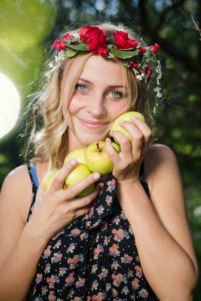 Beautiful young woman with apples